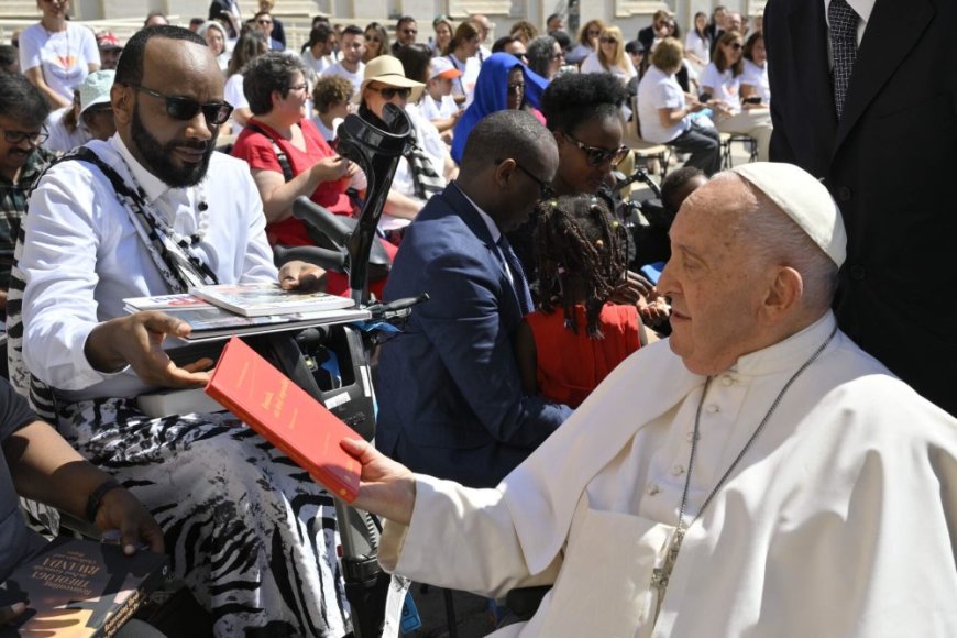 Umwanditsi w'ibitabo Dady de Maximo yahuye na Papa Francis (Amafoto)